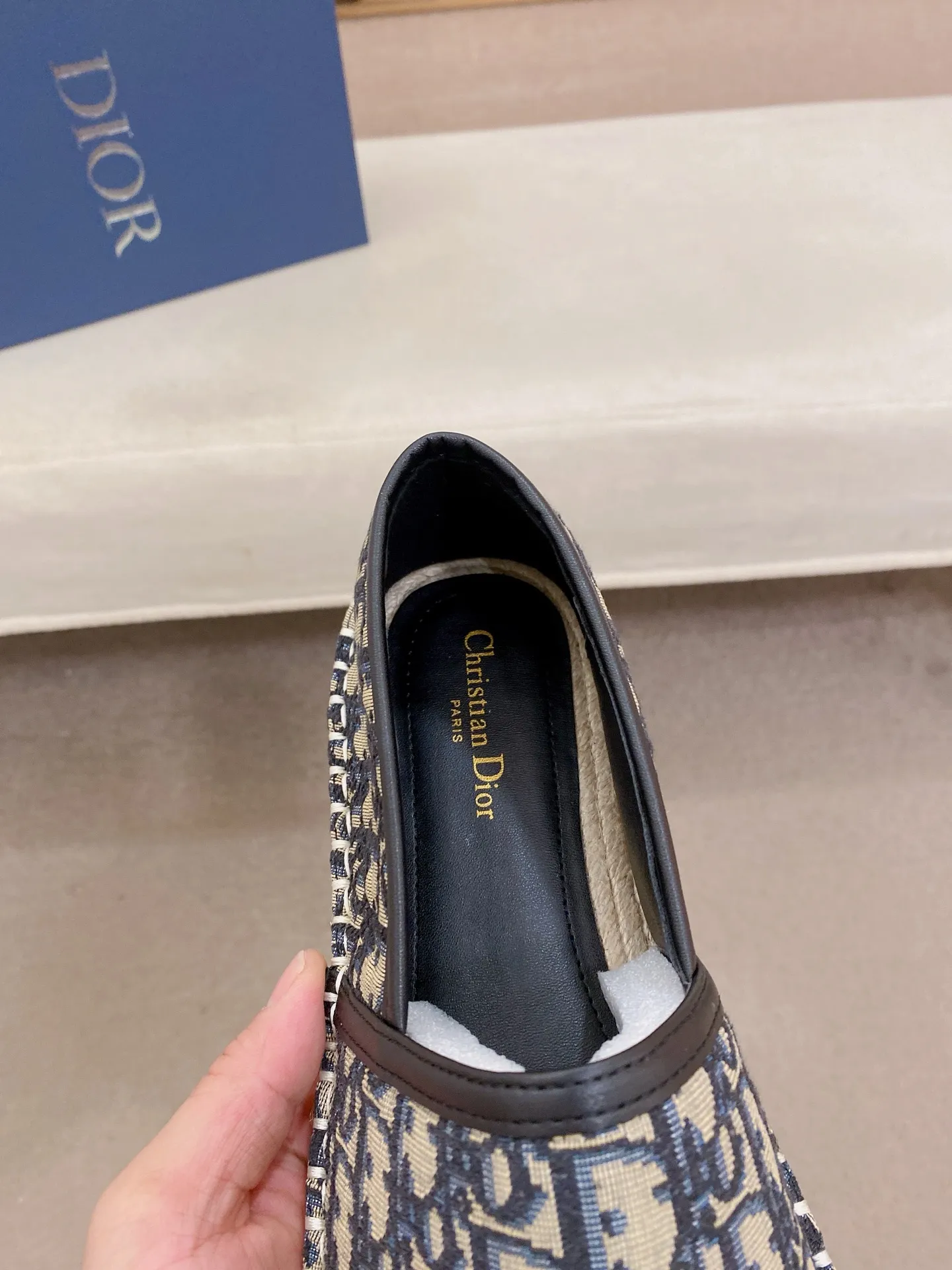 Factory price: 400💰High quality [Dior·Dior] 💫Men's latest slip-on Loaf casual shoes ✔️The original version is available at the counter simultaneously. 1:1 replica🏍️Fabrics: Italian imported fabrics, pure hand-drawn threads, raw rubber breathable and non-slip outsole, lining breathable and comfortable lambskin, 100% comfortable density, original rubber outsole wear-resistant ✔️Code number: 38-44, you deserve it, (Note: 37, 45, 46 can be customized, non-refundable and non-exchangeable)